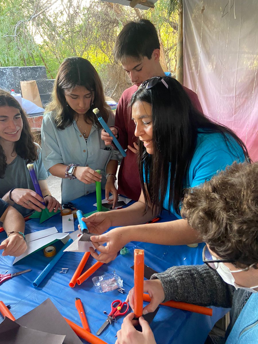 ComAstronomica's tweet photo. Taller "Maletín Astronómico" y Taller de Cohetería 📚⭐🔭🚀 Parte de nuestro equipo CAACh recibió en el #ValleDeElqui a estudiantes del electivo de Física del colegio Sagrados Corazones de Manquehue Vitacura y a sus profesores 🌎
Acercando la #Astronomía a futur@s científic@s 🤓 https://t.co/SDnsU38xFL
