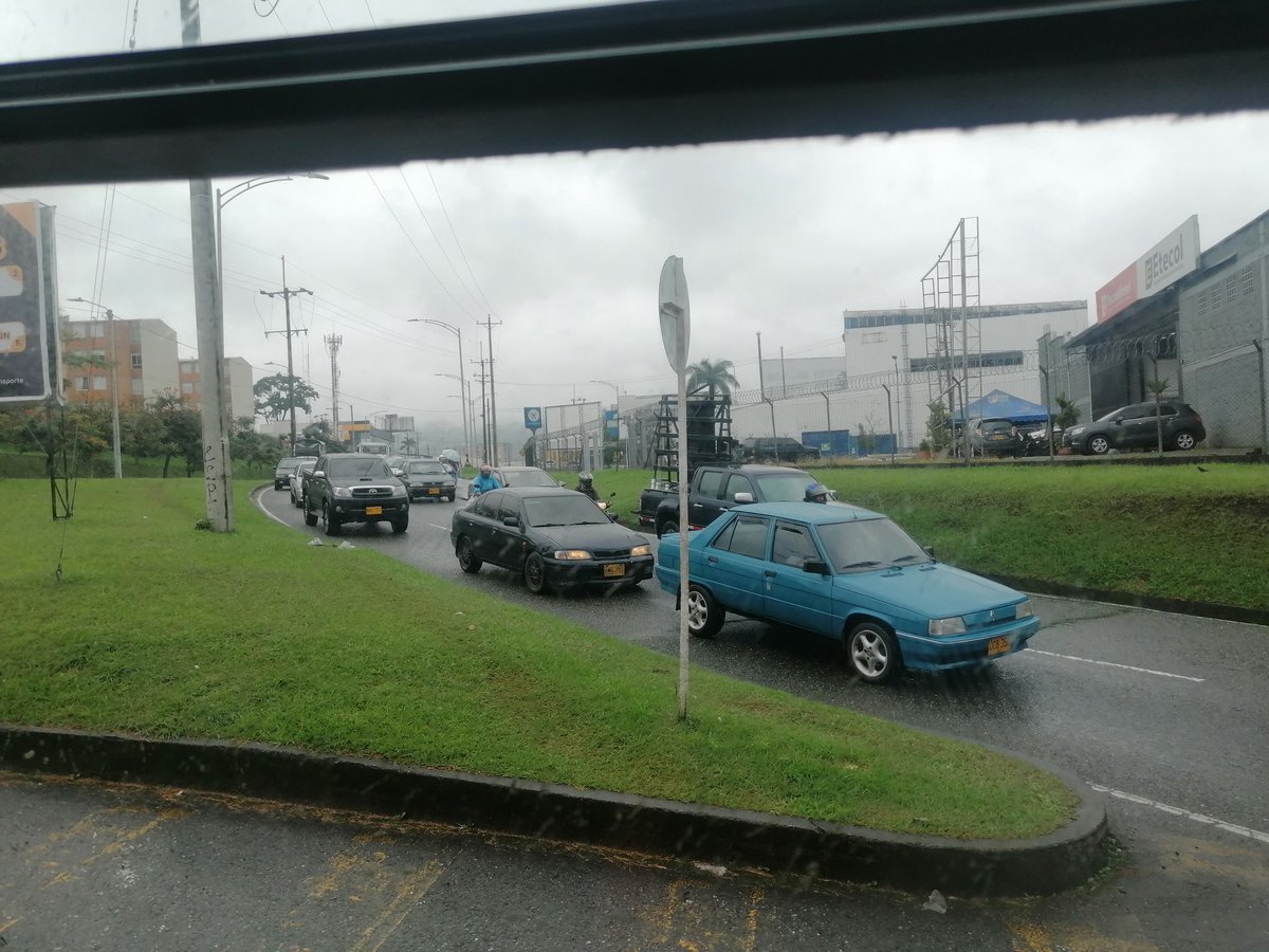 FRUIZQ's tweet photo. @DiegoPatinoA Para cuándo es qué se inicia la construcción del segundo viaducto en Pereira, ese que prometió en campaña? https://t.co/FZUwhxnbYk