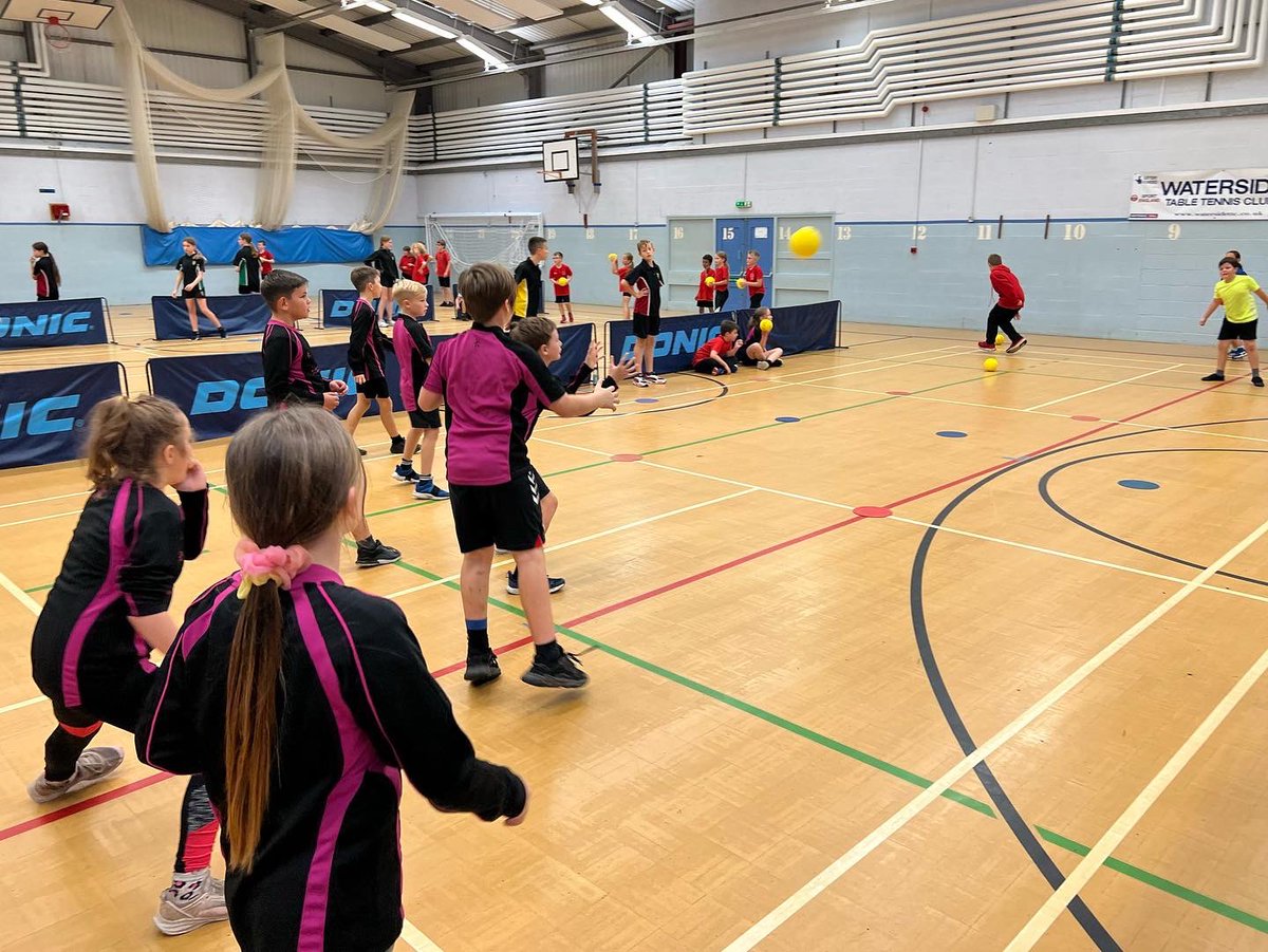 newforestssp's tweet photo. WOW! What an electric atmosphere for Yr 5&6 Dodgeball Festival held at @testwoodschool . The ‘Powerball’ rule when the music played added an extra buzz! 🤪
Well done to all that took part! 👏🏼
@YourSchoolGames @EnergiseSchools @YouthSportTrust @BritDodgeball #reframecompetition https://t.co/soUFSUd9dq