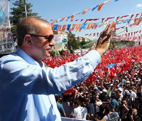 turkificated's tweet photo. parası %20 değer kaybedince kadınlar
/
parası %20000000 değer kaybedince erkekler https://t.co/ok3MQrtOiC