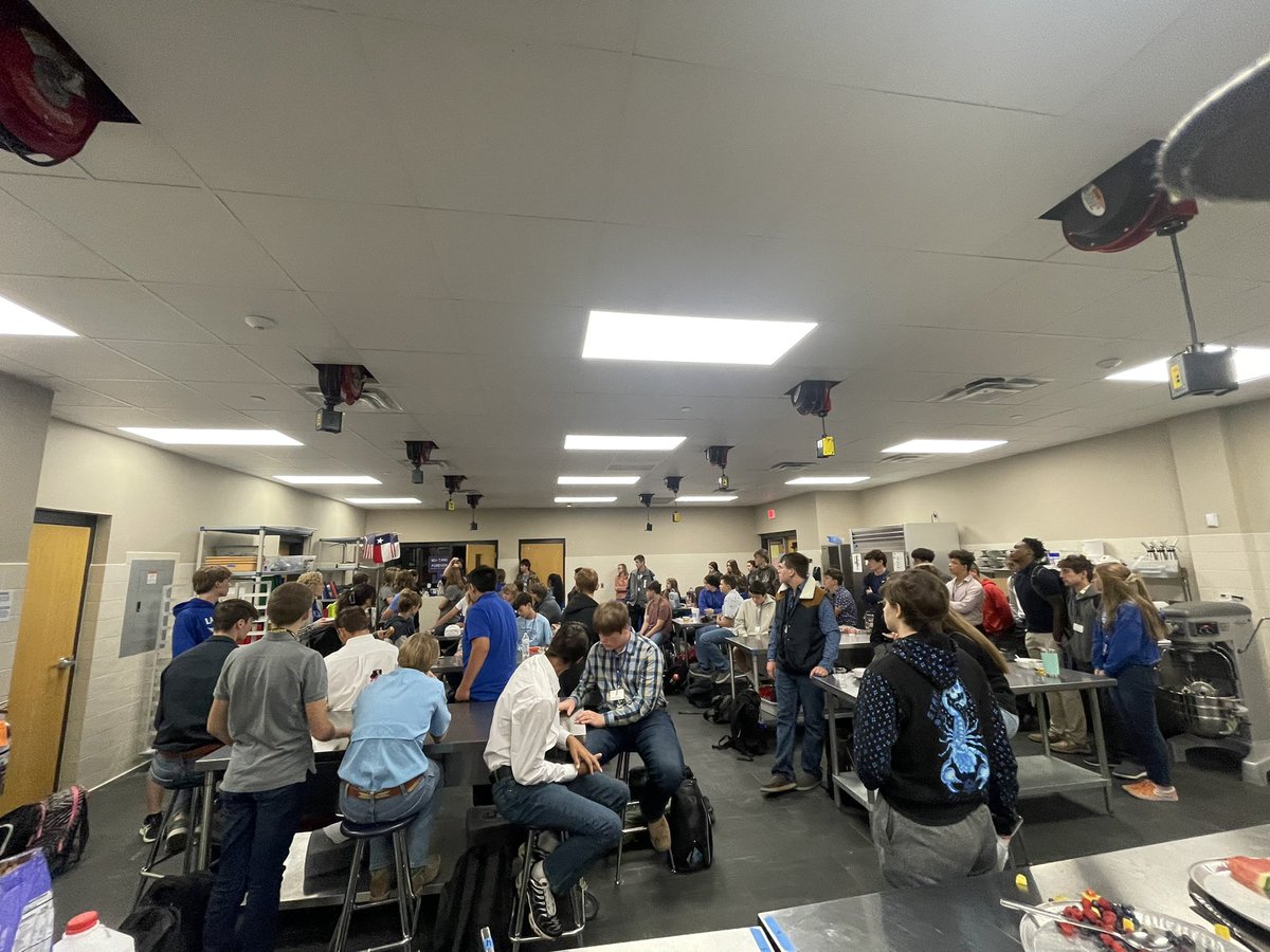ElmaGarnett1's tweet photo. FCA Thursday’s Always bringing that big big energy 🙌🏾 Bri Pickett leading devotional today “You are strong”! Thanks Chef for breakfast! “Finally be strengthened by the Lord and by his vast strength.”-Ephesians 6:10 @JadenNapolez @LampasasHS @LISDHSCulinary https://t.co/b2wPwAvx0h