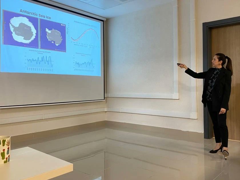 GTU Biyoteknoloji Enstitüsü tarafından düzenlenen Biyoteknoloji Seminerleri kapsamında "Polar Research" isimli sunumuyla bizlerle olan TÜBİTAK MAM-KARE Başkanı <a href="/DrBurcuOzsoy/">Prof. Dr. Burcu Ozsoy</a> 'a teşekkür ederiz. 
Etkinlikte GTU PolS-Club olarak biz de yerimizi aldık.
Bilim birlikte güzel ❄️❄️⚓️