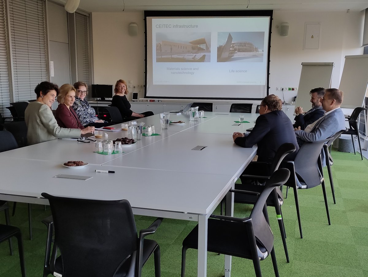 EMBL Director General Edith Heard visited the Central European Institute of Technology in Brno today for discussions with CEITEC representatives and tours of labs and facilities. To read about the Twinning project between EMBL & CEITEC: embl.org/news/science/1… #CEITECScience