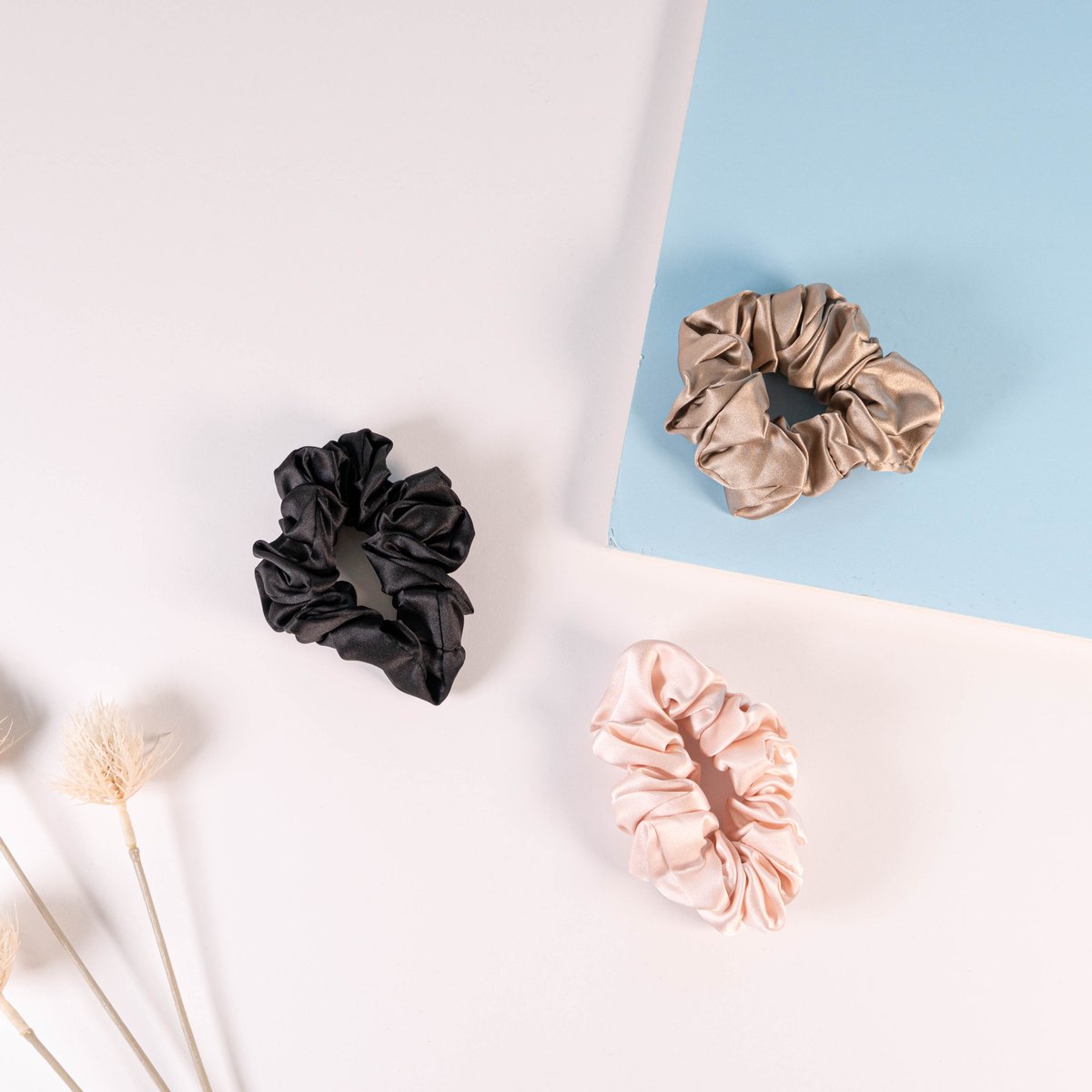 Style your hair beautifully with these silk hair scrunchies!
Price السعر: 49.00 QAR ريال قطري
!زين شعرك بشكل جميل مع هذه الضفائر الحريرية