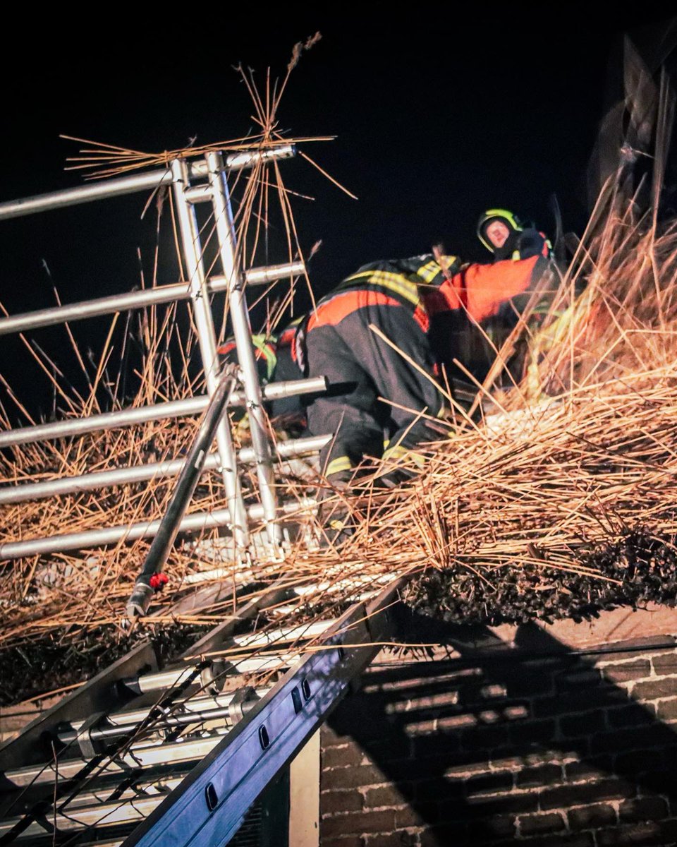 🚨🚨 GEZOCHT 🚨🚨
1 december gaan wij inzetbaar samen met Noordwijkerhout als rietenkapbrandbestrijdingsteam.
Om geoefend te blijven zijn wij op zoek naar rieten daken! Dus gaat jouw kap er binnenkort af, en mogen wij helpen om alvast wat riet te komen trekken!?
Laat het weten!