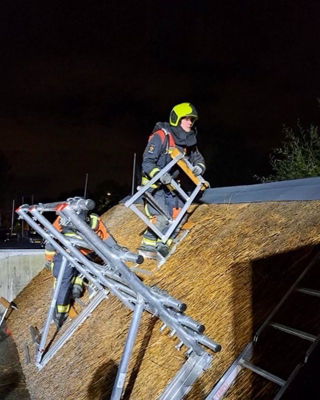 AnoukWas2510's tweet photo. 🚨🚨 GEZOCHT 🚨🚨
1 december gaan wij inzetbaar samen met Noordwijkerhout als rietenkapbrandbestrijdingsteam.
Om geoefend te blijven zijn wij op zoek naar rieten daken! Dus gaat jouw kap er binnenkort af, en mogen wij helpen om alvast wat riet te komen trekken!?
Laat het weten! https://t.co/MjI6fYtFwY