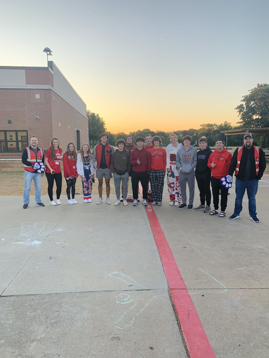 hudsonaaronlee's tweet photo. So many volunteers for drop off this morning! Awesome way to start a Thursday with Adopt An Athletes and Watch DOGs @BridlewoodES @WhitehouseM09 https://t.co/2GFHfg0YZn
