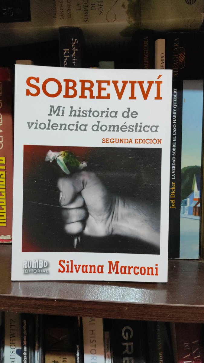 SilvanaMarconii's tweet photo. Una mamá me dice:"Mi hija quería conocerte, hablé de vos y tu libro" le preg su edad,me responde que tiene 13,le pregunté si la niña lo había leído y me dijo que aún no.
 Es bueno que adolescentes estén al tanto de lo que es la violencia doméstica y violencia en el noviazgo? https://t.co/wtpd8Z19Bm