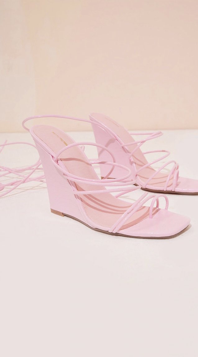 style_diary_ug's tweet photo. Every girl needs that pair of head turning heels!💃🏽😉💕 Get yours today at only 70k https://t.co/XUkJjonqFl