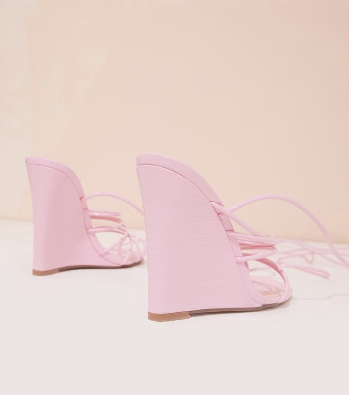 style_diary_ug's tweet photo. Every girl needs that pair of head turning heels!💃🏽😉💕 Get yours today at only 70k https://t.co/XUkJjonqFl