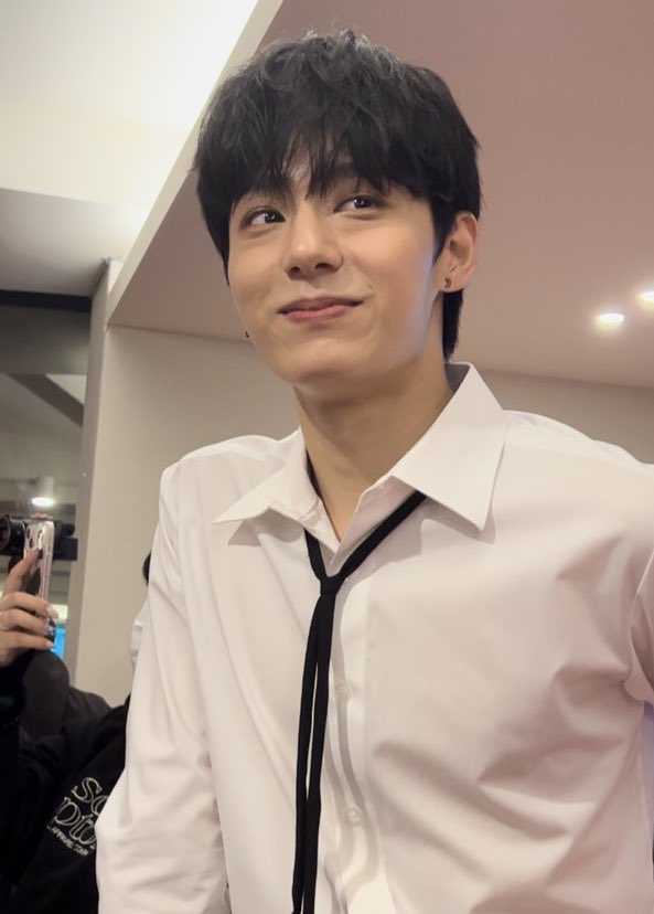 byuli_67's tweet photo. 알바생이 너무 잘생겨서 이 카페 평생단골 다짐함...🥺👍🏻 #환웅 https://t.co/kPK516zTTV
