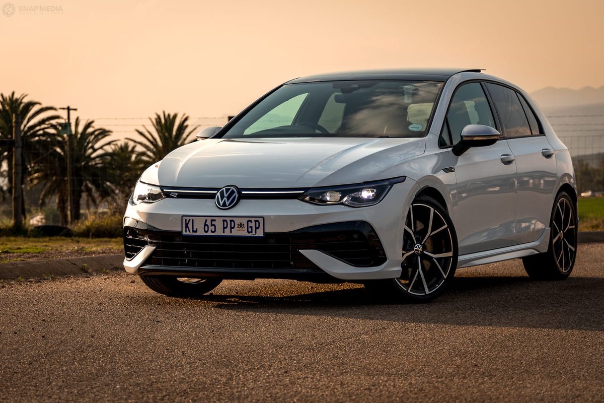 Lorenzio_bonani's tweet photo. Sunsets with #GolfR @VolkswagenSA @VWSAnews https://t.co/bopGdw29Yg