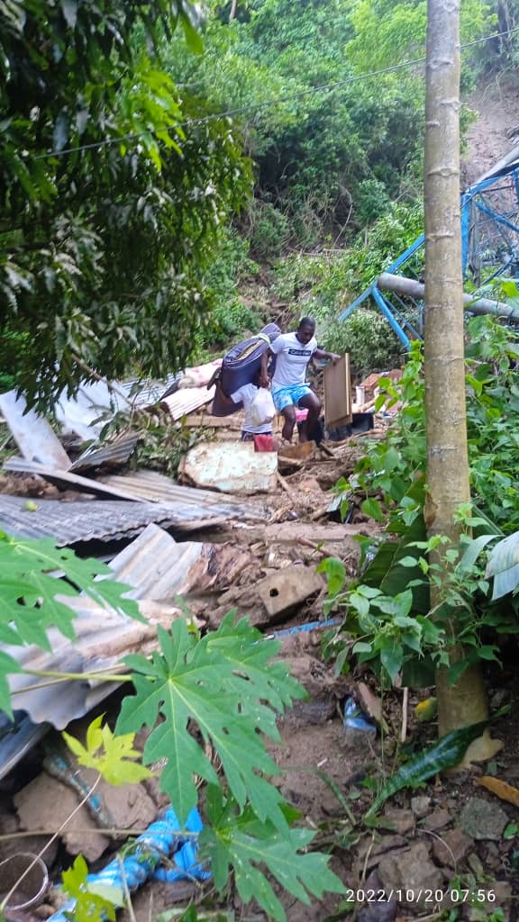esteninf's tweet photo. #ATENCION Habitantes de Chichiriviche de La Costa piden ayuda urgente. Desde el 08/10 permanecen incomunicados vía terrestre por el colapso de la vía. Las lluvias siguen causando estragos en el sector Colombia, Parroquia Carayaca. Ayer llovió de nuevo y varias casas colapsaron https://t.co/nKHdTwOZIl
