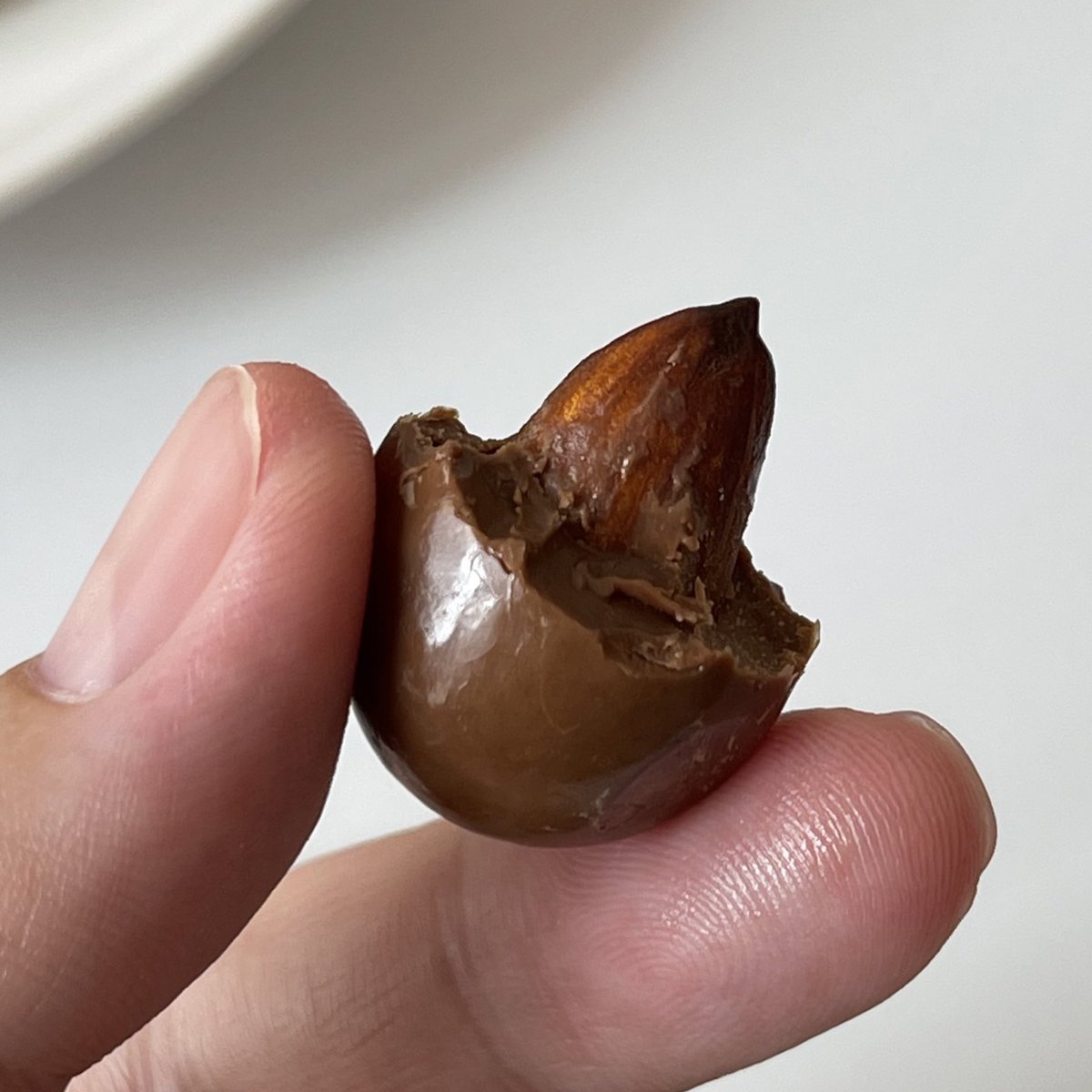 sfkkfs_'s tweet photo. อร่อยมากกก หยิบกินไม่ขาดปาก กุอยากกินหมดกระปุกในทีเดียว 5555 ช็อกโกแลตโคตรดี เคลือบอัลมอนด์เม็ดใหญ่เบิ้ม ยอมเลย ;-; https://t.co/kajZFdKenT