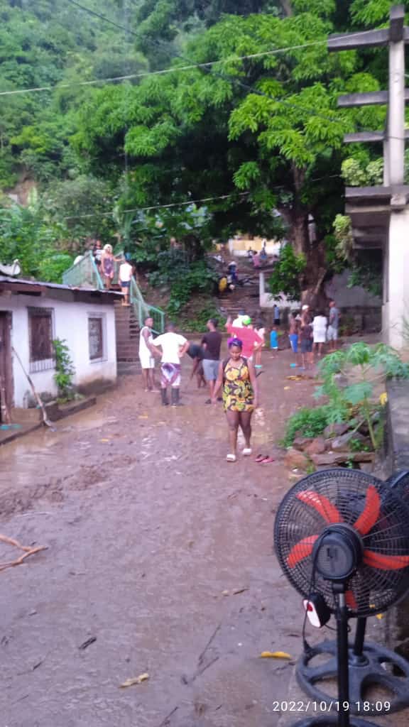 esteninf's tweet photo. #ATENCION Habitantes de Chichiriviche de La Costa piden ayuda urgente. Desde el 08/10 permanecen incomunicados vía terrestre por el colapso de la vía. Las lluvias siguen causando estragos en el sector Colombia, Parroquia Carayaca. Ayer llovió de nuevo y varias casas colapsaron https://t.co/nKHdTwOZIl
