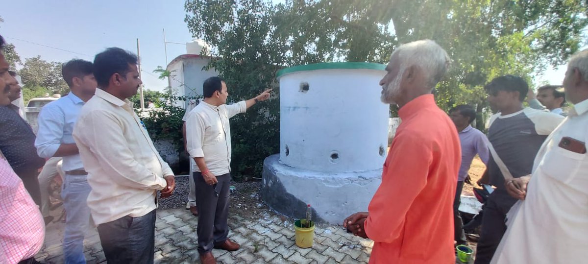 deo_lalitpur's tweet photo. जिलाधिकारी ने हनौता ग्राम में किया स्कूलों का निरीक्षण
 शैक्षिक गुणवत्ता में सुधार लाने के दिये कड़े निर्देश https://t.co/eYod1Ssnnr