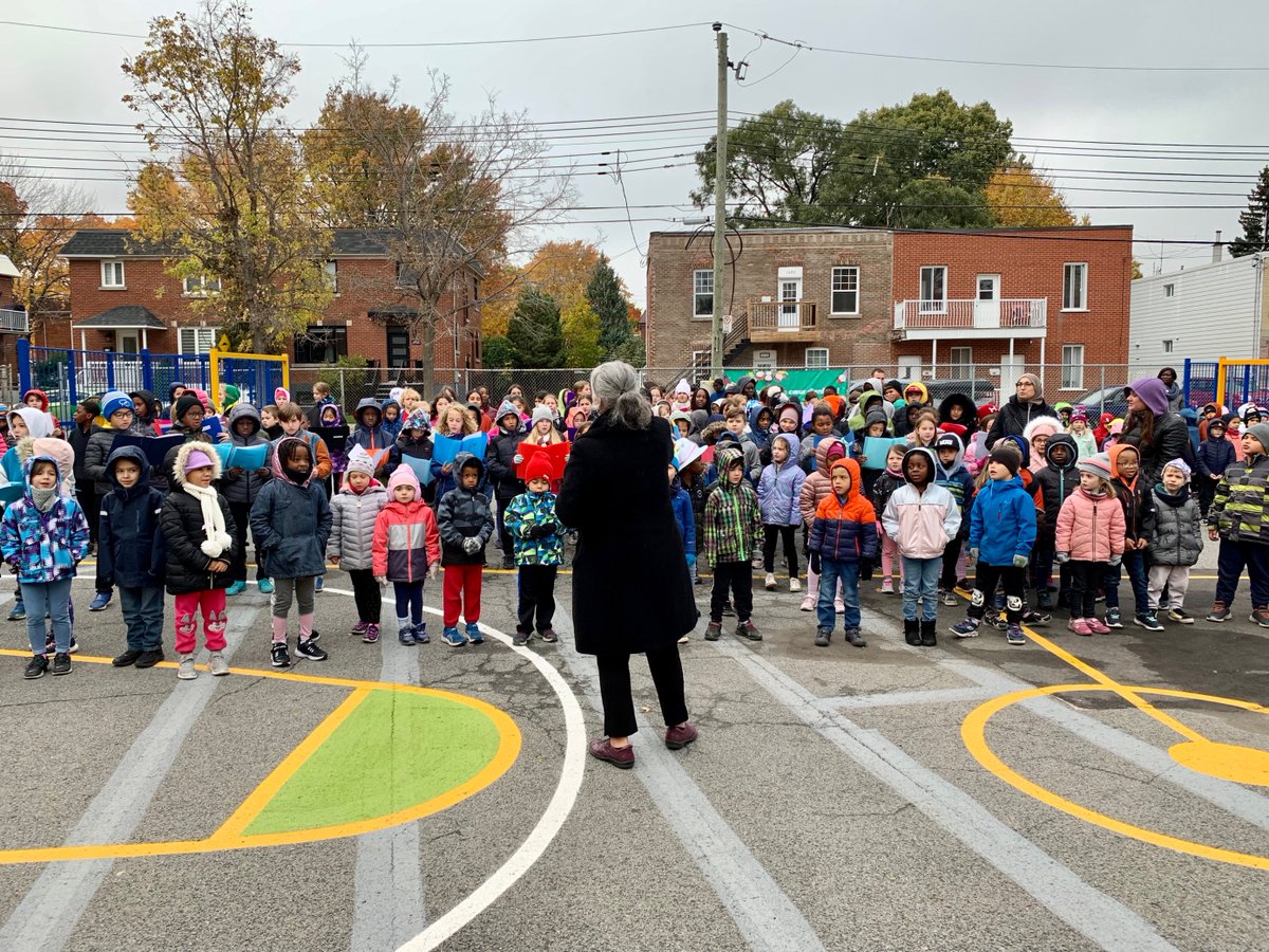 Centre de services scolaire de Montréal (CSSDM) (@cssdemontreal) on Twitter photo 🎉 Une charmante fête se déroule ce matin à l’école Boucher-De La Bruère pour célébrer la nouvelle cour! 🎉 Une charmante fête se déroule ce matin à l’école Boucher-De La Bruère pour célébrer la nouvelle cour!