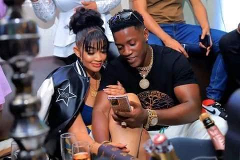 ZonePresse_'s tweet photo. Zari, 40ans, l'ex de Diamond Platnumz avec son petit ami de 27 ans. https://t.co/bOefptBrgV