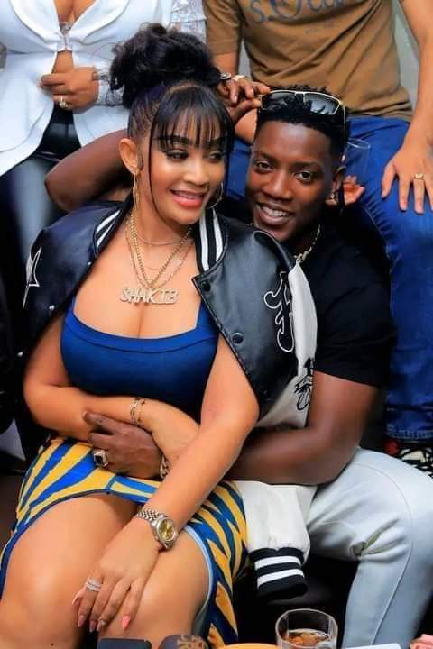 ZonePresse_'s tweet photo. Zari, 40ans, l'ex de Diamond Platnumz avec son petit ami de 27 ans. https://t.co/bOefptBrgV