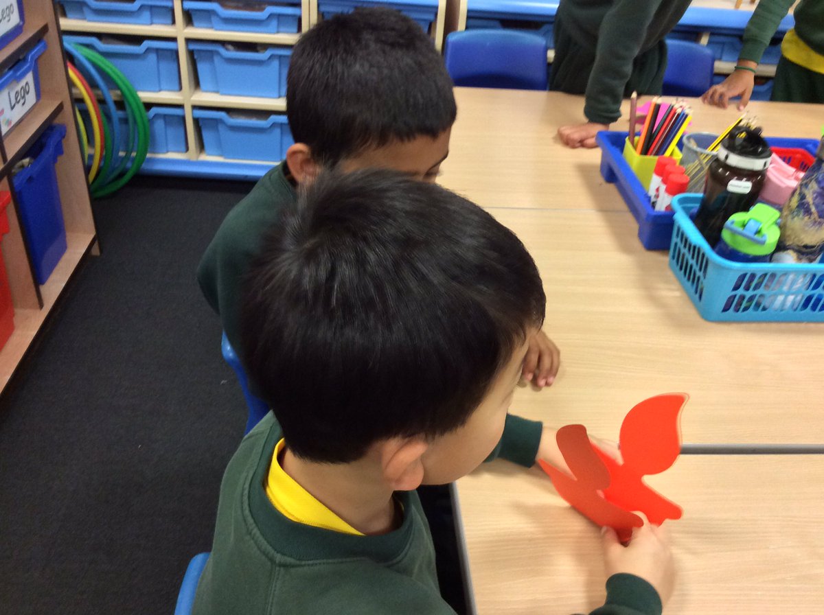 MrsBridgeEPS's tweet photo. Y2 have had a wonderful afternoon celebrating Diwali, thank you to our fantastic parents for leading our creative workshop this afternoon #WeAreBrightFutures https://t.co/NmMdBwgxAE