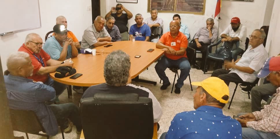 Redestv_oficial's tweet photo. #20Octubre  🗞️ El Dr. Juan Barreto Cipriani, recibió el día de ayer a #Trabajadores y jubilados petroleros del estado #Zulia, que se encuentran en la ciudad de #Caracas para exigir respuesta al caso que lleva 4 años. 
@juanbarretoc 
@RedesZulia_ https://t.co/zEt33x9GTO