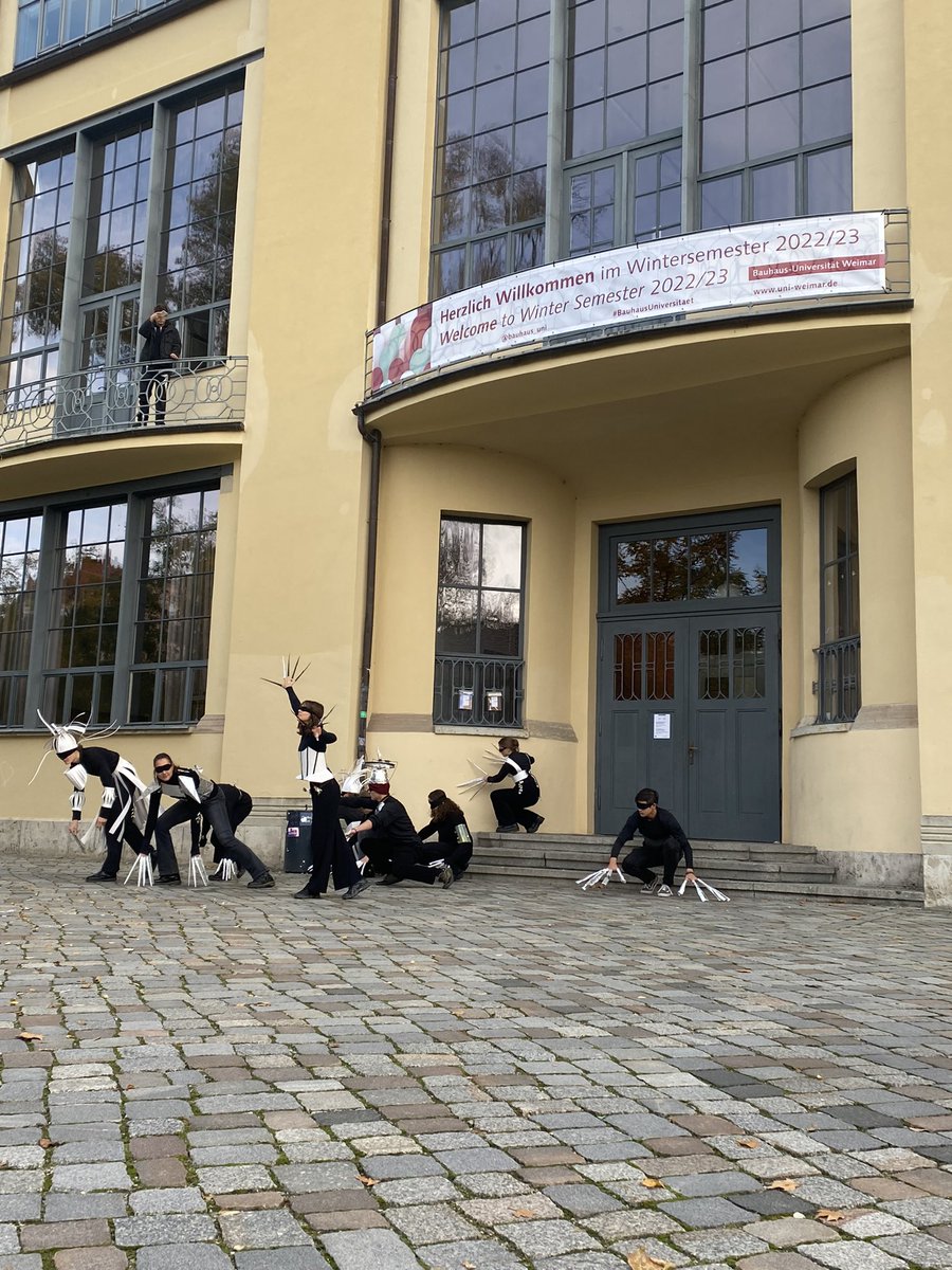 Heute ist es wieder soweit: Die Erstsemesterstudierenden performen ihre Choreographie auf dem Campus der #BauhausUni #Weimar. Das Motto 2022: »Lücken aufspüren«. Die Aufführung ist eine langjährige Tradition und greift die Experimentierfreude der historischen Bauhausbühne auf.