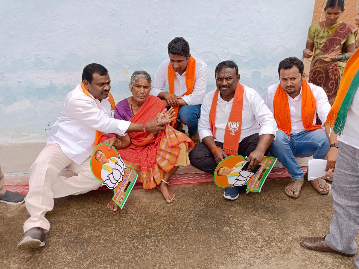 abvp517's tweet photo. చౌటుప్పల్ మున్సిపాలిటీ 5వ వార్డ్ లో రాజాగోపాల్ రెడ్డి గారి కమలం పువ్వు గుర్తుకు ఓటేసి  భారీ మెజార్టీతో గెలిపించాలని ప్రచారంలో బిజెపి రాష్ట్ర  నాయకులు బోల్గం యశ్పల్ గౌడ్  గారు @BharatGundagoni @kishanreddybjp @drlaxmanbjp https://t.co/syeCOjAqCL