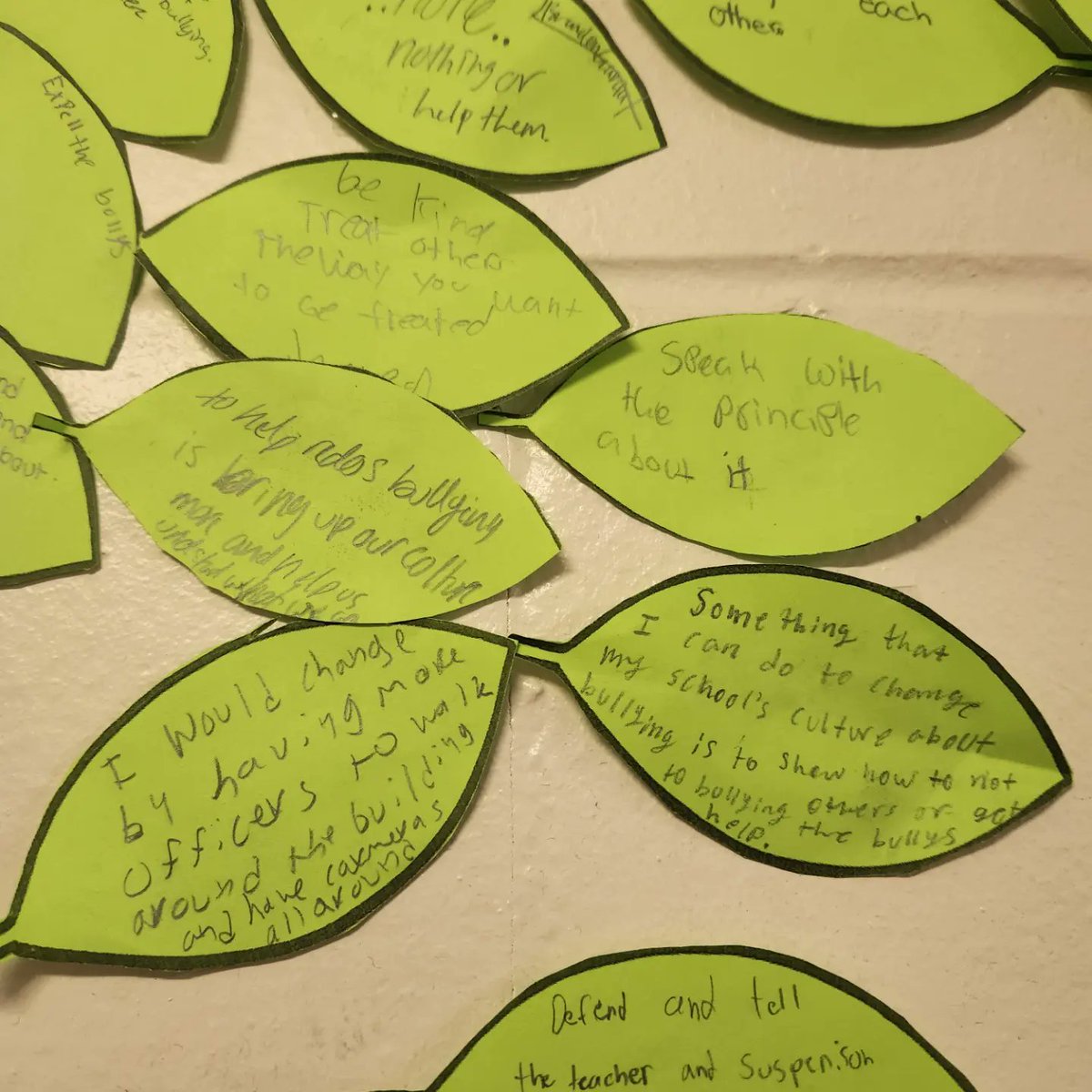 Fonville_MS's tweet photo. For #AntiBullyingWeek we have a #UnityTree where students posted ways to help stop bullying in school!
#HISDStartWithHello #antibullying #unityday #unityday2022 #kindnessMatters #kindness #FonvilleFalcons #WeAreFonville
#HISD https://t.co/fJgq0I1Uiw