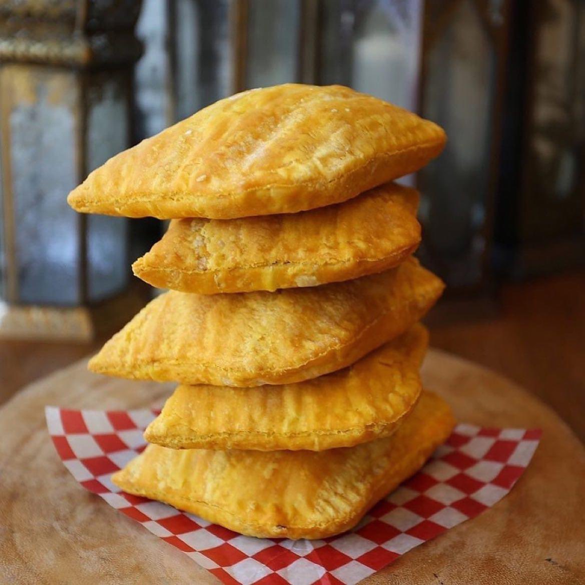 ReggaeNft's tweet image. GM Nothing beats a hot patty in the morning 💚 #BlameFarokh 😆