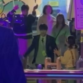 เหมือนฉากที่เจี๊ยบยืนถือดอกไม้รอข้างล่างเวทีเพื่อมอบดอกไม้ให้น้อยหน่าเลยว่ะ 🌹#noren