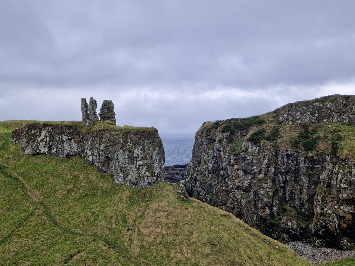 kevinduggan1981's tweet photo. Spending the day trekking the North  Coast paths and ending with food in Portstewart #perfectdayoff https://t.co/uQ18tgHLnx
