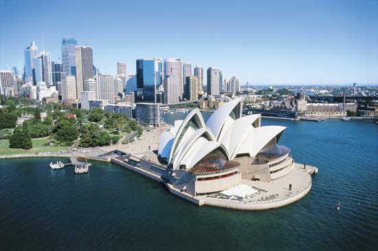 Australia's @SydOperaHouse—designed by Danish architect Jørn Utzon, whose dynamic, imaginative, but problematic plan won an international competition in 1957—was opened by Queen Elizabeth II #OnThisDay in 1973. 📷© Vaiem4/Dreamstime.com