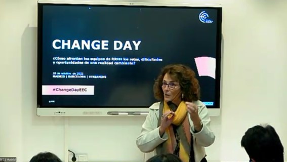 Empezamos con Silvia Guarnieri, coach MCC y con un objetivo para la jornada de hoy: 

Llevarnos más preguntas que respuestas, sobre qué podemos hacer diferente en los departamentos de #RRHH, preguntas sobre personas que pongan el acento en las #personas