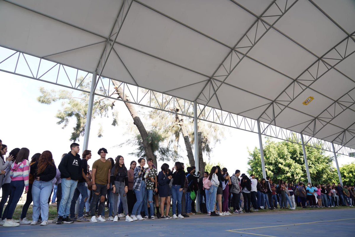 SergioChavez_D's tweet photo. En la Prepa Tonala Centro de la Universidad de Guadalajara 🏫 los muchachos estudiantes me pidieron un domo para que ya no se asolearan 🌞😰 cuando hacían deporte y actividades de campo en la cancha de usos múltiples, y va que va ya está listo. Cuídenlo, ya es de ustedes #SCH https://t.co/SQhfOZIx2f