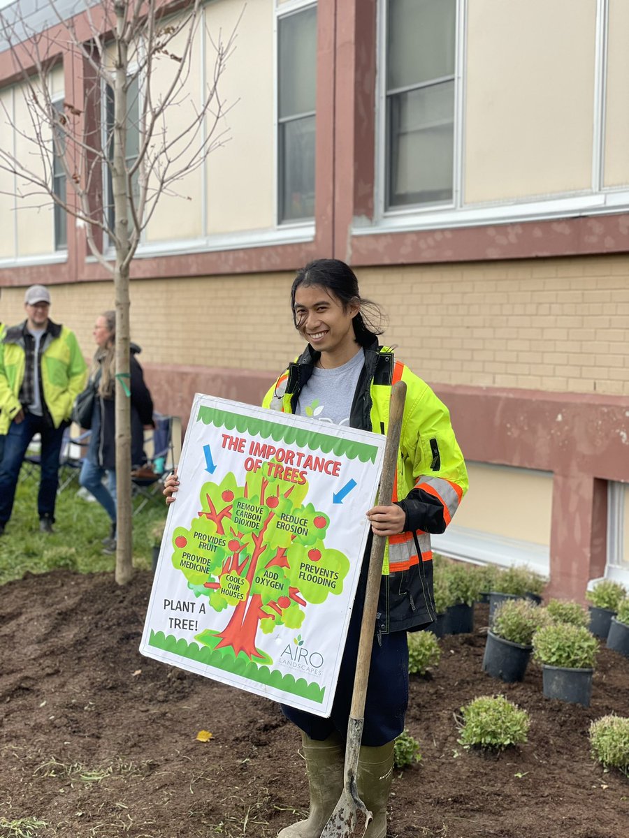 Lots of learning and excitement @BAE325school @NLESDCA today. @AiroLandscapes came to plant this year’s Kindergarten tree and garden. Thank you so much it’s going to be great! What a great morning getting our hands dirty.