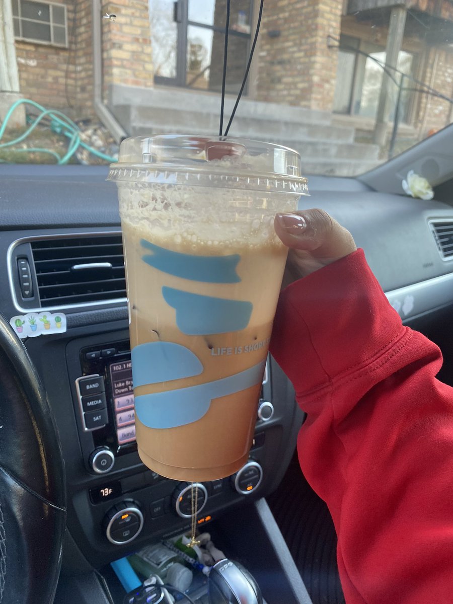 renjohnsonxo's tweet photo. @cariboucoffee when u ask for a large and they only fill the cup half full and then foam. i used to work here. wtf is this shit https://t.co/KjH6Qzcpvx