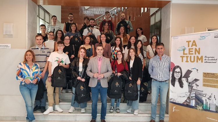 FinnovaEU's tweet photo. 🎓 #Talentium Jaén💼
Veinticinco jóvenes jiennenses se preparan para realizar estancias profesionales en #Bruselas gracias al programa de movilidad internacional desarrollado por la @dipujaen https://t.co/DNWpqdznXc