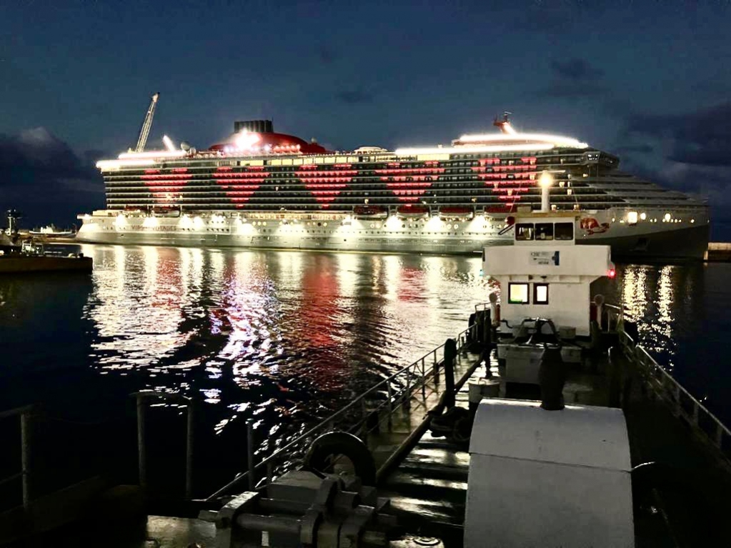 OPortuali's tweet photo. Ricambiamo il “saluto” e il gioco di luci con una foto che vuole essere il nostro omaggio a Scarlet Lady, gigante del mare che ha scelto il porto di Palermo per rifarsi il look. 
Centodiecimila tonnellate di stazza lorda, 278 metri di lunghezza per 38 di larghezza, questa… https://t.co/8CYLrbq008