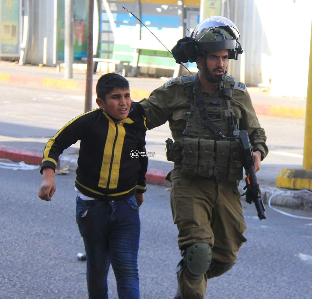 Fuerzas de ocupación israelíes arrestan a un niño palestino en la ciudad ocupada de Hebron.