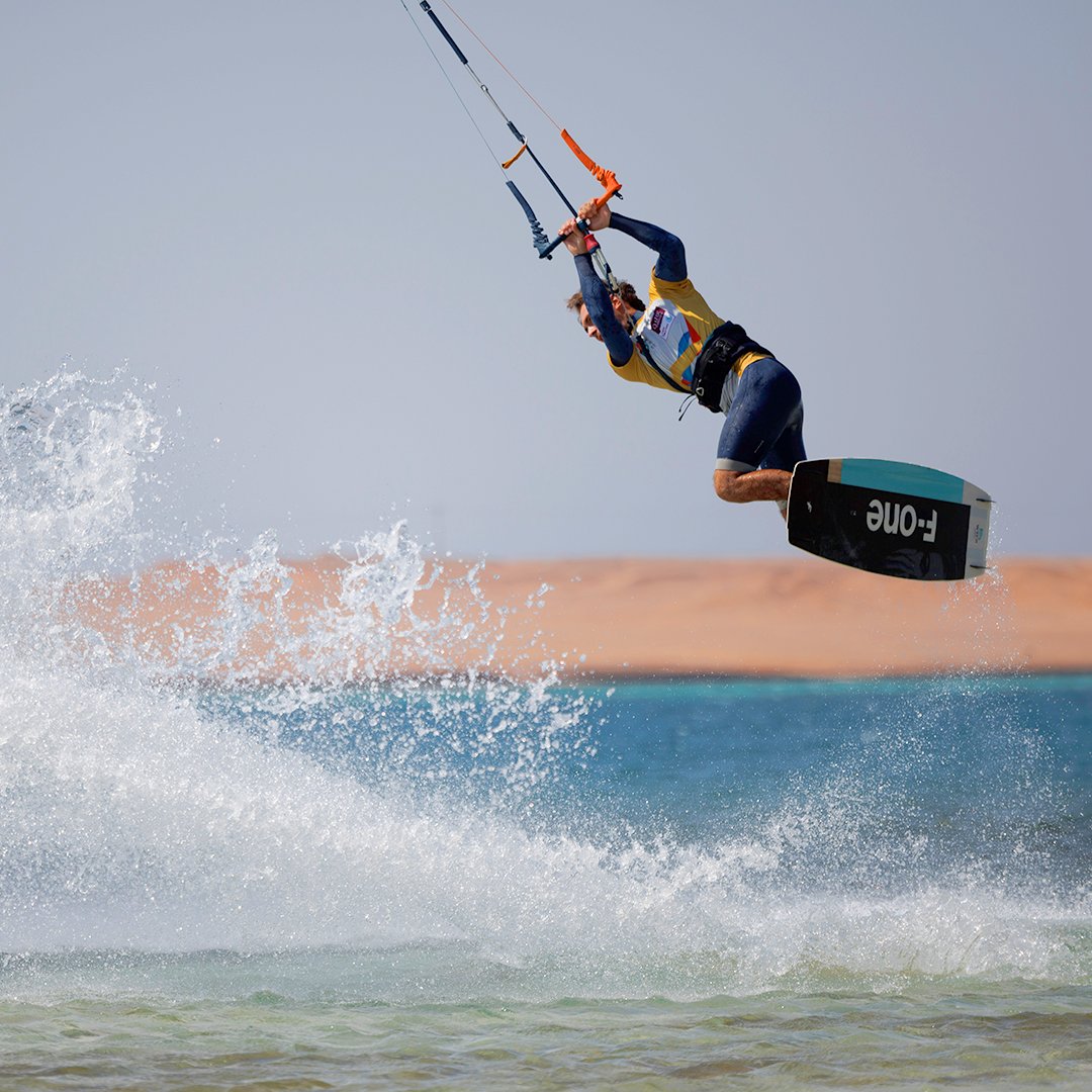 NEOM on Twitter "GKA Freestyle Kitesurfing is in full flight in NEOM 🪁 NEOM is electric right