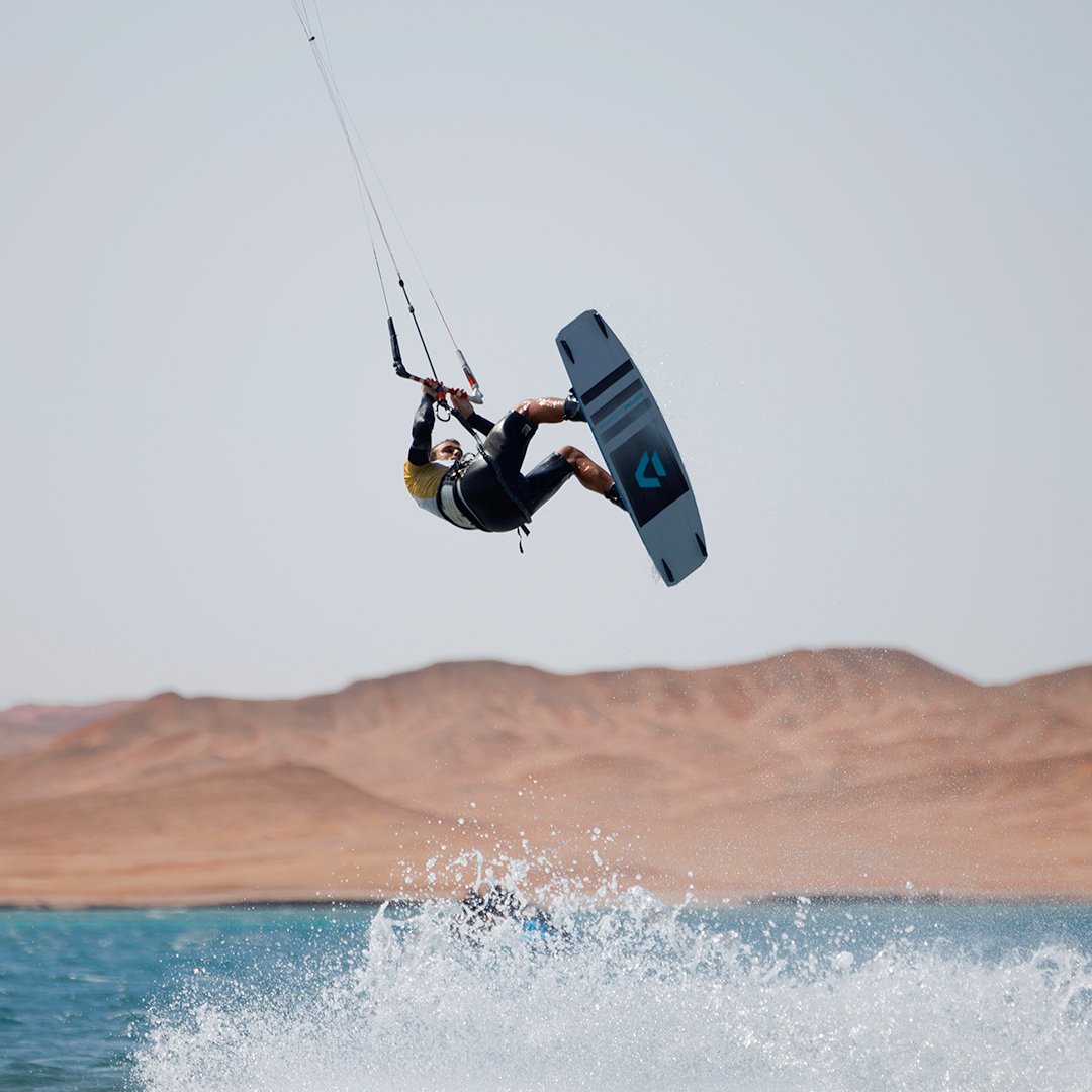 NEOM on Twitter "GKA Freestyle Kitesurfing is in full flight in NEOM 🪁 NEOM is electric right