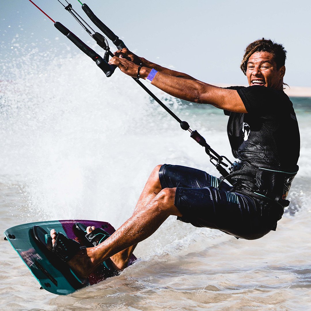 NEOM on Twitter "GKA Freestyle Kitesurfing is in full flight in NEOM 🪁 NEOM is electric right