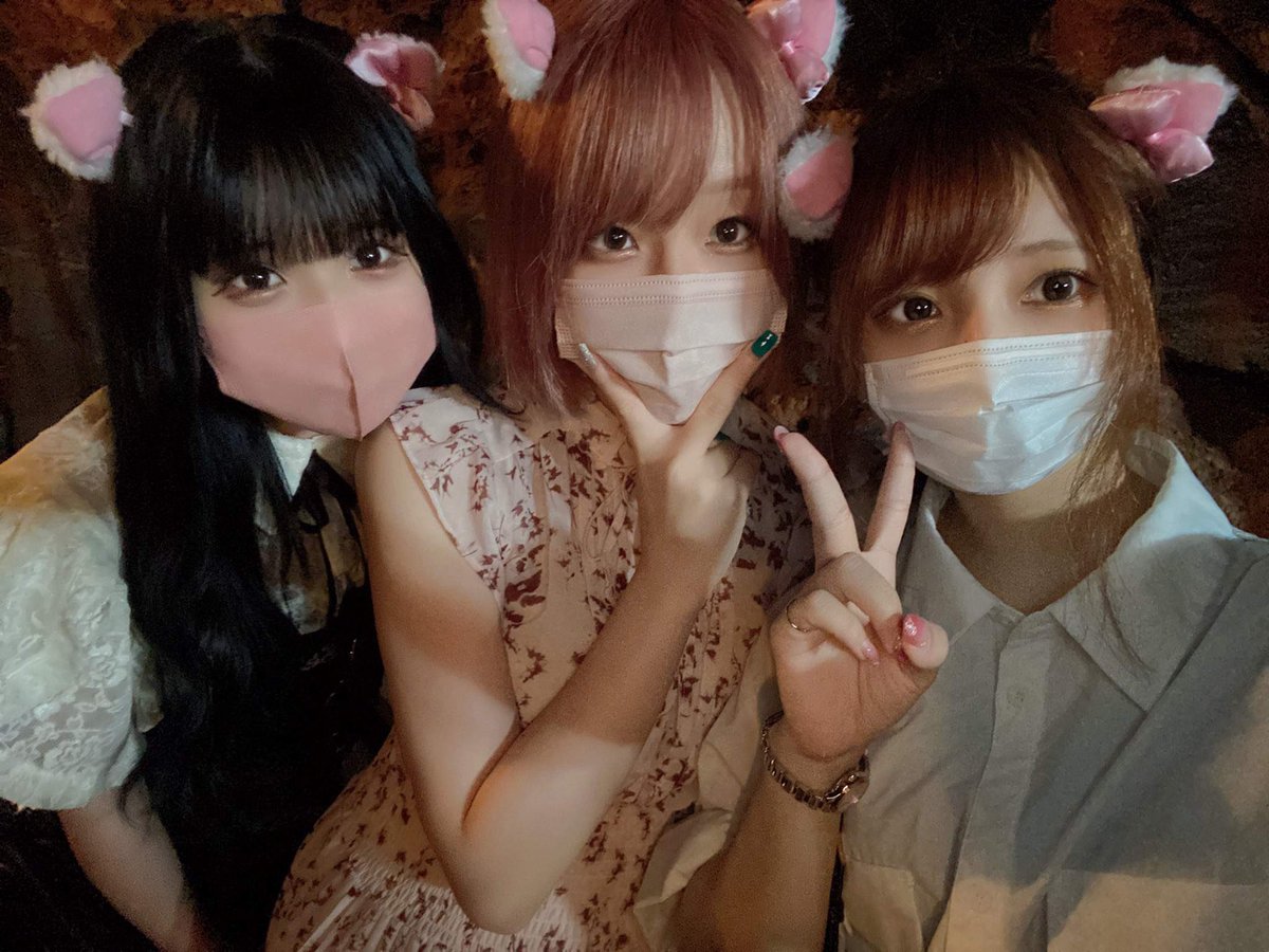 dormat_'s tweet photo. いまだにこの写真おきに🌟
ディズニーいったときのやつ、2人とも顔面最強す��るゲーム女子です
私はこの中で1番お姉さんwww
【@Sameshika】 https://t.co/rwbczJOqlv