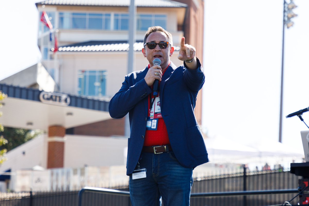 LibertyUAlum's tweet photo. Thank you to all of our amazing alumni who came out to Flames Fan Fest before the Homecoming football game - we hope to see you this weekend for more tailgate fun! #LibertyUniversity #LUHC22 #ProudLUAlum https://t.co/GzfMn7s4MA