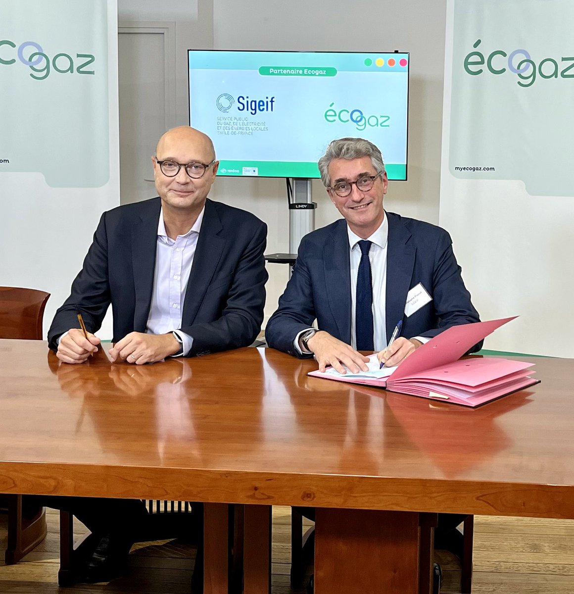Le <a href="/sigeif75/">Sigeif</a> est le premier des 60 partenaires à signer la charte d’engagement #Ecogaz présentée par les directeurs généraux de @GRTgaz et <a href="/Teregacontact/">Teréga</a> en présence de l’<a href="/ademe/">ADEME</a>. Un pas de plus vers une #sobriété raisonnée.
#consommationenergie #écogestes