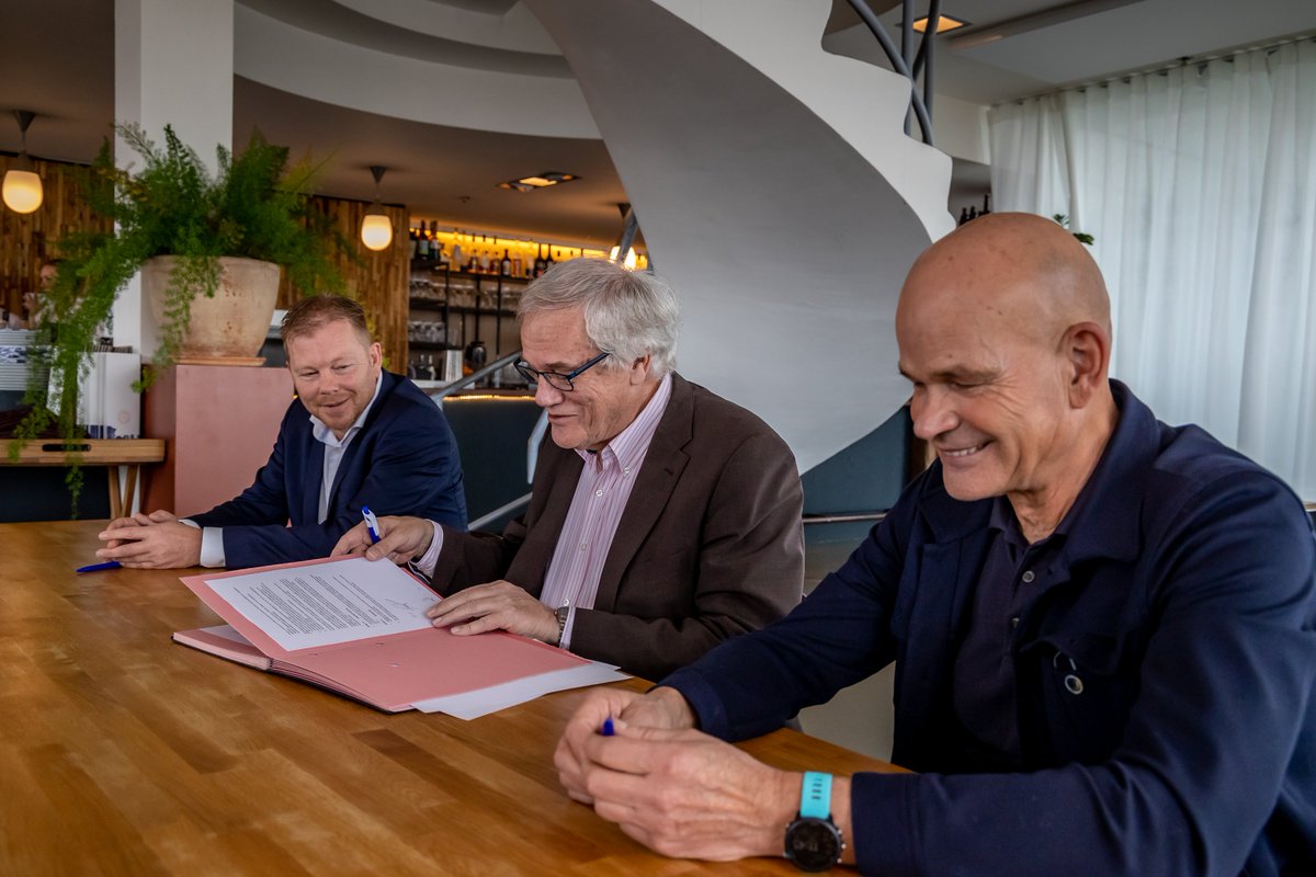 Vanochtend ondertekenden de gemeenten Heerlen, Landgraaf en Voerendaal een contract met JENS. JENS gaat de basishulp jeugd 2023-2027 voor deze gemeenten uitvoeren. Het betreft de ambulante jeugdhulp en lokaal preventieve activiteiten.