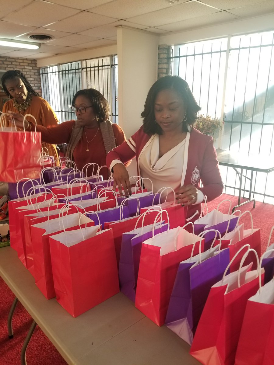 dst_HAC1913's tweet photo. HAC's Membership Services Committee collaborated w/Zeta Sigma Chapter to put together Midterm Support bags for students on campus. Bags included sticky notes, calming tea, highlighters, candles &amp; more! #DST1913 #DSTHAC1927
#HACCollegiateConnection
#ZetaSigma
#MidtermSupport https://t.co/YBXeafcVdO