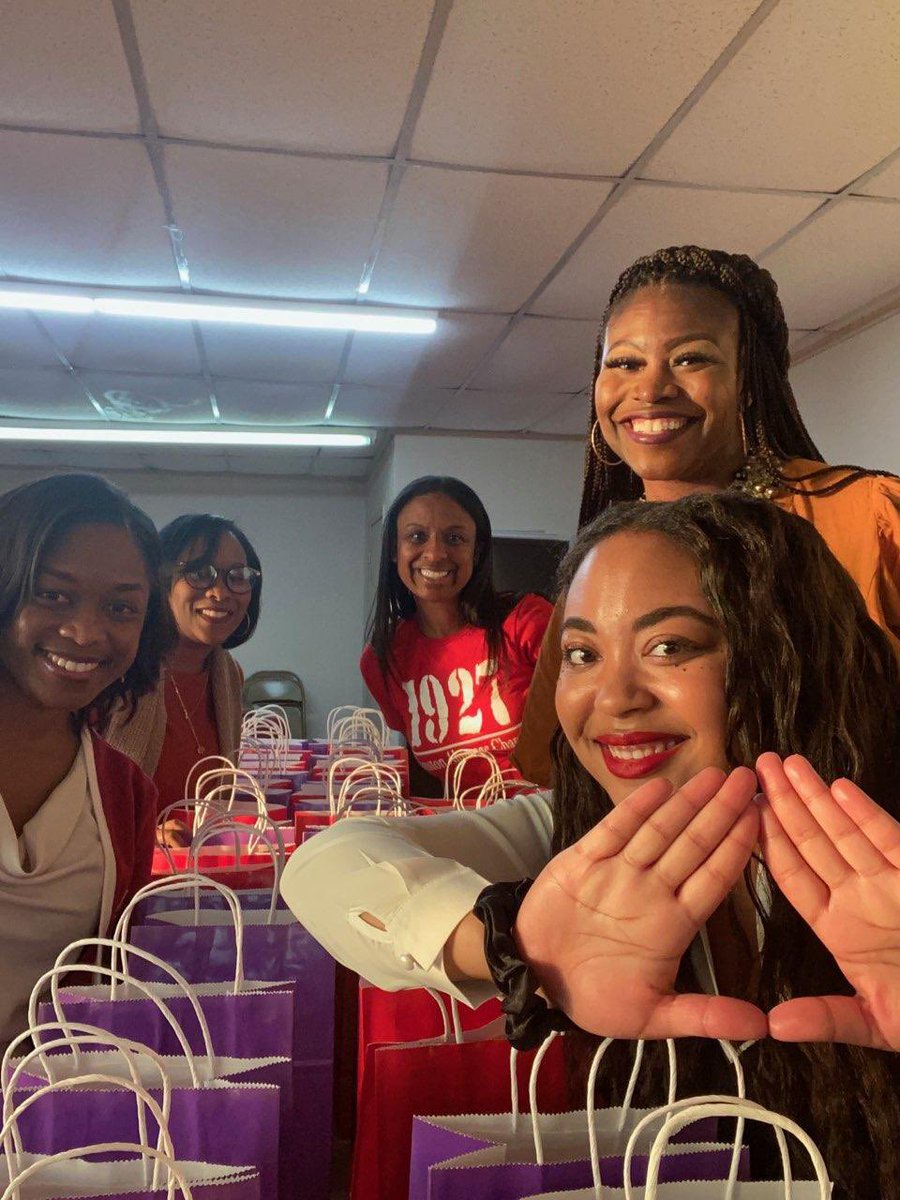 dst_HAC1913's tweet photo. HAC's Membership Services Committee collaborated w/Zeta Sigma Chapter to put together Midterm Support bags for students on campus. Bags included sticky notes, calming tea, highlighters, candles &amp; more! #DST1913 #DSTHAC1927
#HACCollegiateConnection
#ZetaSigma
#MidtermSupport https://t.co/YBXeafcVdO