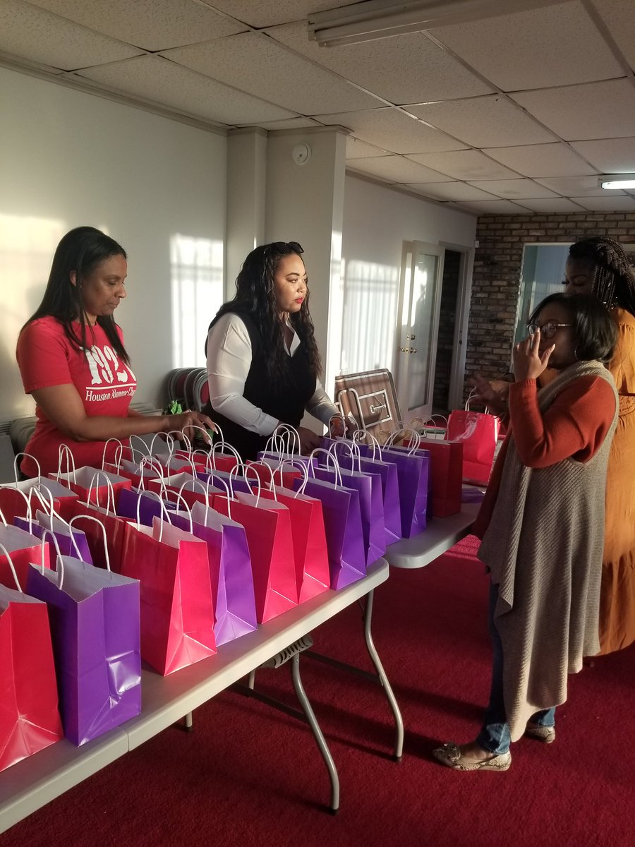 dst_HAC1913's tweet photo. HAC's Membership Services Committee collaborated w/Zeta Sigma Chapter to put together Midterm Support bags for students on campus. Bags included sticky notes, calming tea, highlighters, candles &amp; more! #DST1913 #DSTHAC1927
#HACCollegiateConnection
#ZetaSigma
#MidtermSupport https://t.co/YBXeafcVdO