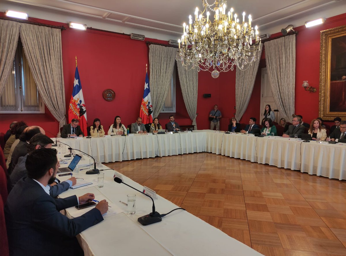 SubseEdSuperior's tweet photo. En el Palacio de La Moneda se desarrolla la 16a sesión del Consejo de Coordinación de @uestatales presidido por @ProfMarcoAvila y con la participación @sadiaz1 @min_ciencia y las subsecretarias @verofigueroah y @cgainza, junto a 18 rectoras y rectores de todo el país. https://t.co/MHyKVcFRbP